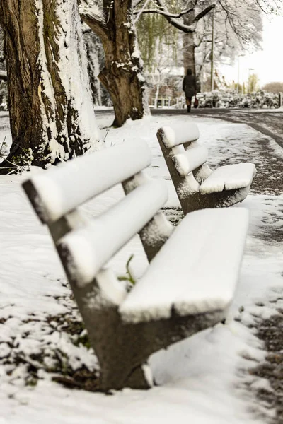 Bench Oog Park Bedekt Met Dikke Pak Sneeuw — Stockfoto