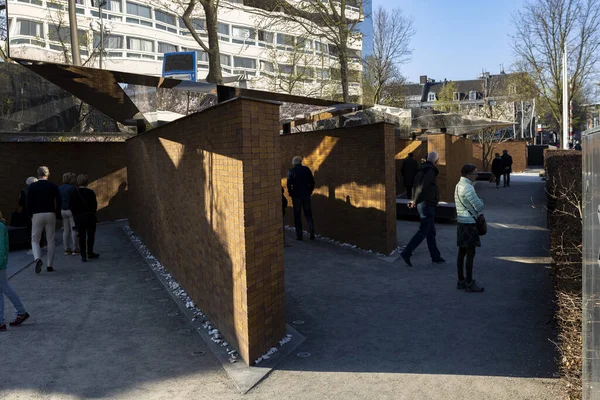 Labyrint Med Människor Vid Nederländska Förintelsen Namn Monument Med Tegelväggar — Stockfoto