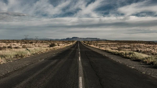 Uma Estrada Asfalto Vazia Sob Céu Nublado — Fotografia de Stock