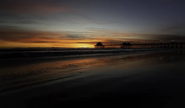 Bellissimo Tramonto Sulla Spiaggia Huntington Con Ponte Sullo Sfondo California — Foto Stock