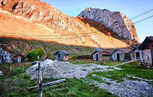 Primer Plano Pequeñas Cabañas Madera Las Montañas Cárpatos Rumania —  Fotos de Stock