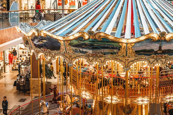 Alto Angolo Colpo Giostra Carnevale Parco Nel Centro Commerciale — Foto Stock