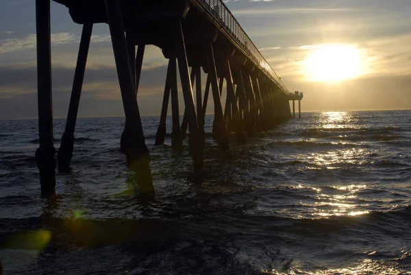 Kaliforniya Hermosa Sahili Nde Parlak Altın Bir Günbatımı Parlıyor — Stok fotoğraf
