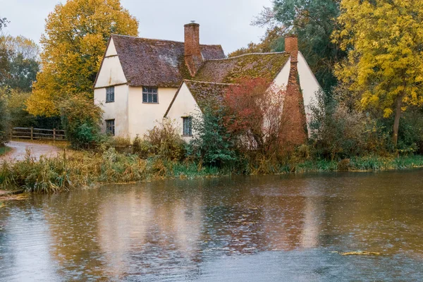 Une Vue Panoramique Sur Une Petite Rivière Petit Bâtiment Rural — Photo