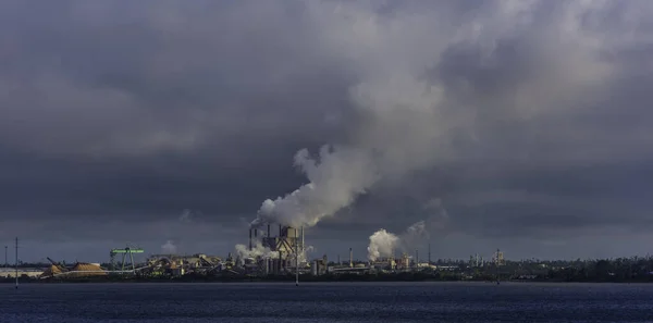 一个从海上捕获的工业管子冒出浓烟的工厂 — 图库照片