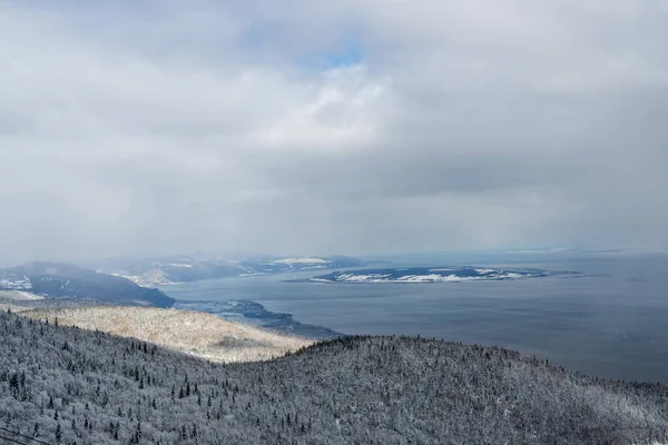 Uma Bela Vista Mar Perto Das Montanhas Inverno — Fotografia de Stock