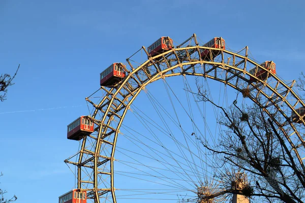 オーストリアのプラーター遊園地にある観覧車裸の木と背景の澄んだ空 — ストック写真