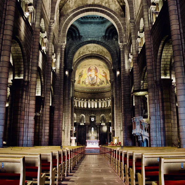 モナコの聖ニコラス大聖堂の内部の垂直ショット — ストック写真