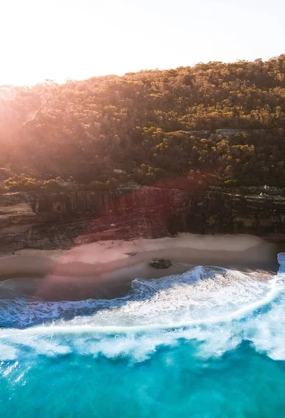 澳大利亚悉尼一个风景秀丽的海滩 隐藏在茂密的森林后面的空中垂直拍摄 — 图库照片