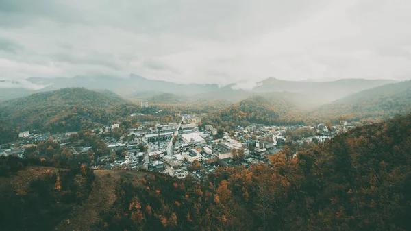 Een Prachtig Uitzicht Een Stadje Vallei Omringd Door Bergen Bij — Stockfoto