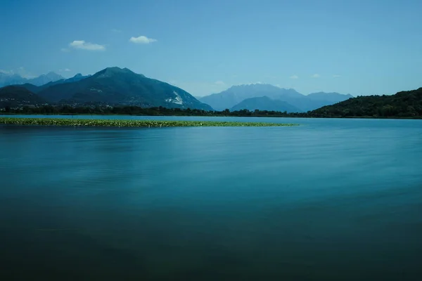 Der Wunderschöne Alserio See Vor Dem Hintergrund Der Berge Einem — Stockfoto