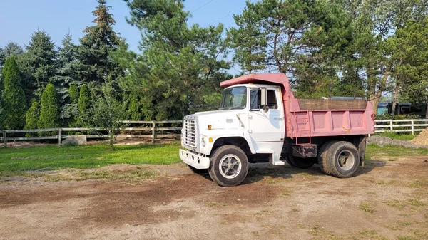 1972 Model Eski Bir Ford L800 Parka Bir Çöp Kamyonu — Stok fotoğraf