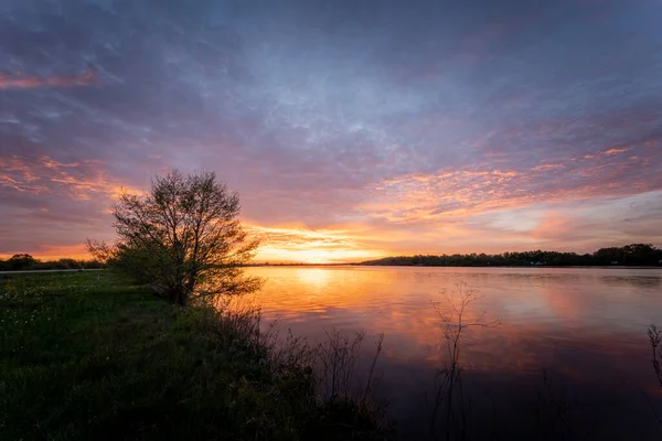 Vacker Bild Färgglad Solnedgång Över Flod Kvällen — Stockfoto