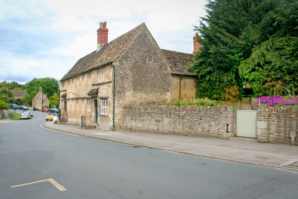 Piękny Dom Ulicy Drzewami Laycock Village Wiltshire Anglia — Zdjęcie stockowe