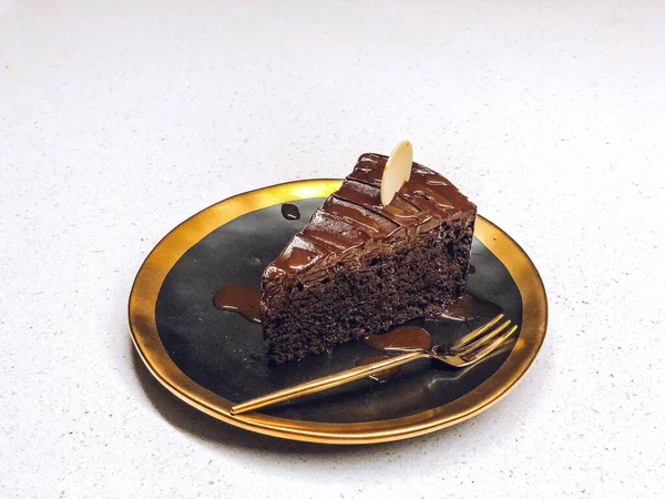 Primer Plano Delicioso Pastel Chocolate Dulce Plato Negro Dorado Con —  Fotos de Stock