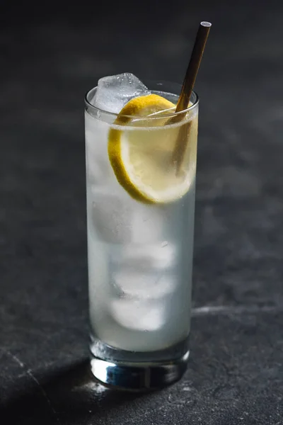 Зіштовхується Содовою Водою Коктейль Високому Склі Лимонним Колесом Льодом Соломою — стокове фото