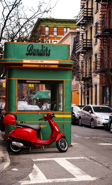 Disparo Vertical Una Moto Roja Calle Del Centro Nueva York —  Fotos de Stock