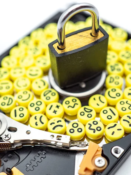 Nahaufnahme Eines Metallschlosses Vor Einem Hintergrund Gelber Emoticons — Stockfoto