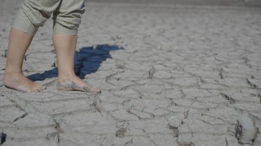 Çatlamış bir alanın yakın çekimi.