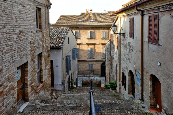 イタリアのマルケ州にある中世の町シビタノーヴァ アルタの狭い通り — ストック写真