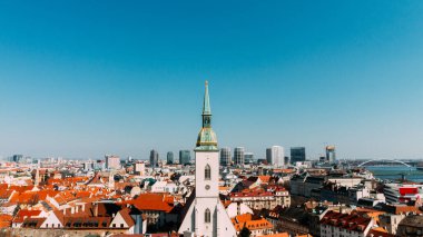 St. Martin Katedrali 'nin gökyüzü mavi gökyüzü ve şehir evleri olan havadan çekilmiş bir fotoğrafı.