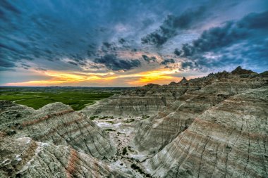 ABD 'nin Güney Dakota kentindeki Badlands Ulusal Parkı' na bakan gün batımının güzel bir manzarası.