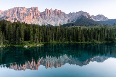 Dolomitlerdeki Karersee Alp Gölü manzarası.