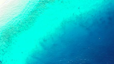 Asya 'da güneşli bir günde sakin mavi bir denizin güzel bir manzarası.