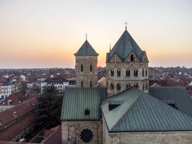 Osnabruck, Almanya 'daki Aziz Peter Katedrali' nin havadan görünüşü.