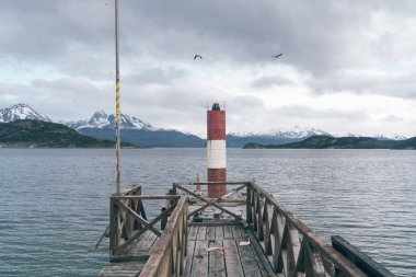 İskelede küçük bir deniz feneri sahnesi