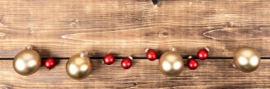 Ahşap bir masada renkli bir Noel süslemesinin üst görüntüsü.
