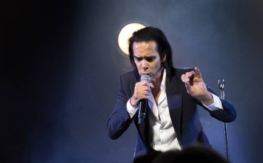 Bir şarkıcı Nick Cave ve Warren Ellis Oakland 'daki Paramount tiyatrosunda yaşıyor.