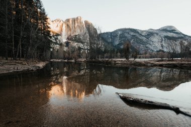 Merced Nehri, Amerika Birleşik Devletleri 'nin gün doğumunda Yosemite Ulusal Parkı' nda dağlarla çevrilidir.