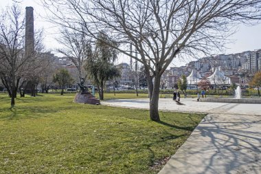 İstanbul, Türkiye 'de Haliç kıyısında mavi ufuk manzaralı güzel bir yeşil park manzarası