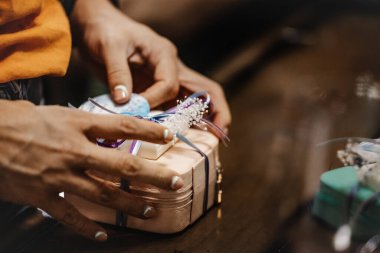 Kadın elinin hediye kutusunu sığ bir odak noktası.