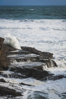 Piha Sahili, Auckland, Yeni Zelanda 'daki kaya oluşumlarına çarpan dalgaların güzel bir görüntüsü.