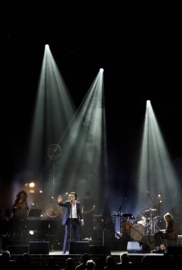 Bir şarkıcı Nick Cave ve Warren Ellis Oakland 'daki Paramount tiyatrosunda yaşıyor.