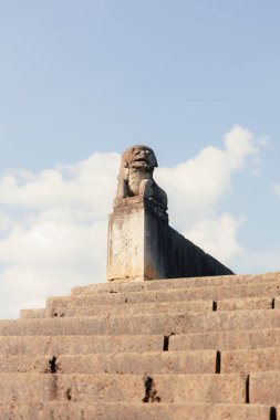 Langde Miao Etnik Azınlık Köyü, Guizhou, Çin 'de güneşli bir günde eski köprüdeki Çin heykelinin mavi gökyüzüne dikey görüntüsü.
