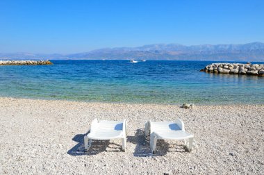 Hırvatistan 'ın Adriyatik denizindeki adası Brac kıyısında mavi deniz ve kayaların manzarası.