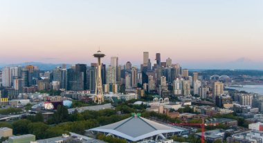 Gün batımında Seattle, Washington şehir merkezinin hava manzarası.