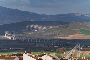 Endülüs 'ün tipik bir beyaz kasabası, Antequera ve Doğal Park Torcal de antequera