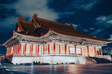 Tayvan, Taipei 'de gece tapınağın güzel bir manzarası.