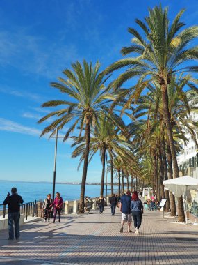 İspanya 'da güzel güneşli bir günde Marbella' nın sahilde dikey görüntüsü.