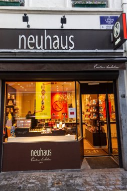 Brüksel, Belçika 'da tipik bir çikolata dükkanı cephesi