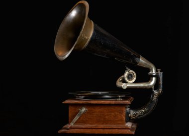 Tahta masadaki gramofona yakın çekim.
