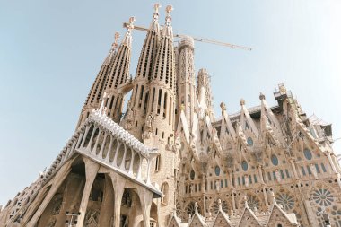 İspanya 'nın Barselona şehrinde güneşli bir günde güzel bir Sagrada Familia' nın düşük açılı çekimi.