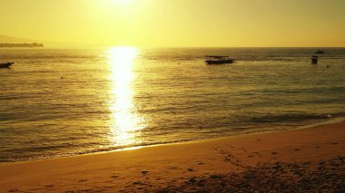 Asya sahillerinde gün batımının güzel bir manzarası.