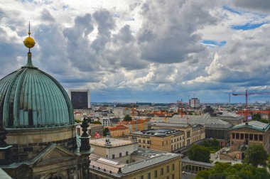 Almanya 'nın başkenti Berlin' in gündüz vakti bulutlu bir gökyüzü altındaki hava panoramik görüntüsü
