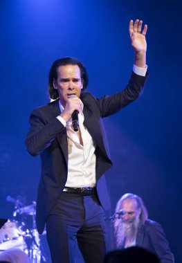 Bir şarkıcı Nick Cave ve Warren Ellis Oakland 'daki Paramount tiyatrosunda yaşıyor.
