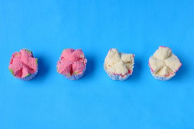 Buharda pişirilmiş sünger keki ya da Endonezya 'dan Bolu Kukus yemeği. Mavi bir arkaplanda izole edilmiş